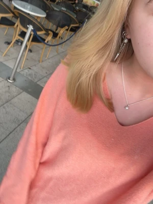 Ljus orange stickad tröja v-ringad - Säljer en ljus orange/rosa stickad tröja med v-ringad hals. Tröjan har lång ärm och är mjuk och skön. Den är använd men i jättebra skick!🤞🏻🥰