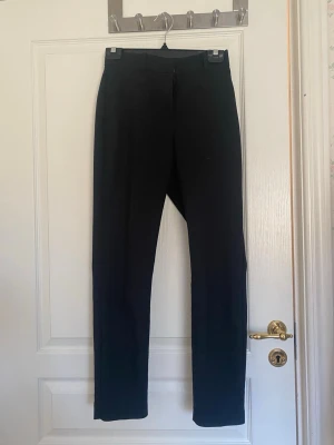 Svarta kostymbyxor - Använder inte dessa byxor längre då jag köpt ett annat par. Strl 36 från HM. Fickorna där back är fejk.