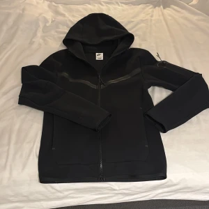 Svart Nike tech fleece - Svart nike tech fleece. Storlek XS. Helt oanvänd 