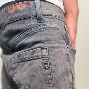 Dondup jeans - Riktigt feta Dondup jeans med slitningar, Stl:30, inga skador, längd och waist i cm: L 95cm W 39cm