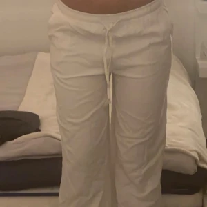 Linnebyxor - Kan ha lågmidjad eller högmidjad, är 170cm och passar perfekt, inte genomskinlig 