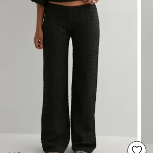 Svarta wide byxor med struktur - Säljer ett par svarta byxor med snygg strukturerad yta och breda ben. Säljer då jag inte hann returnera i tid