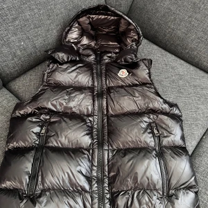 Moncler väst - Moncler väst bormes i ny skick storlek 2 passar S-M 