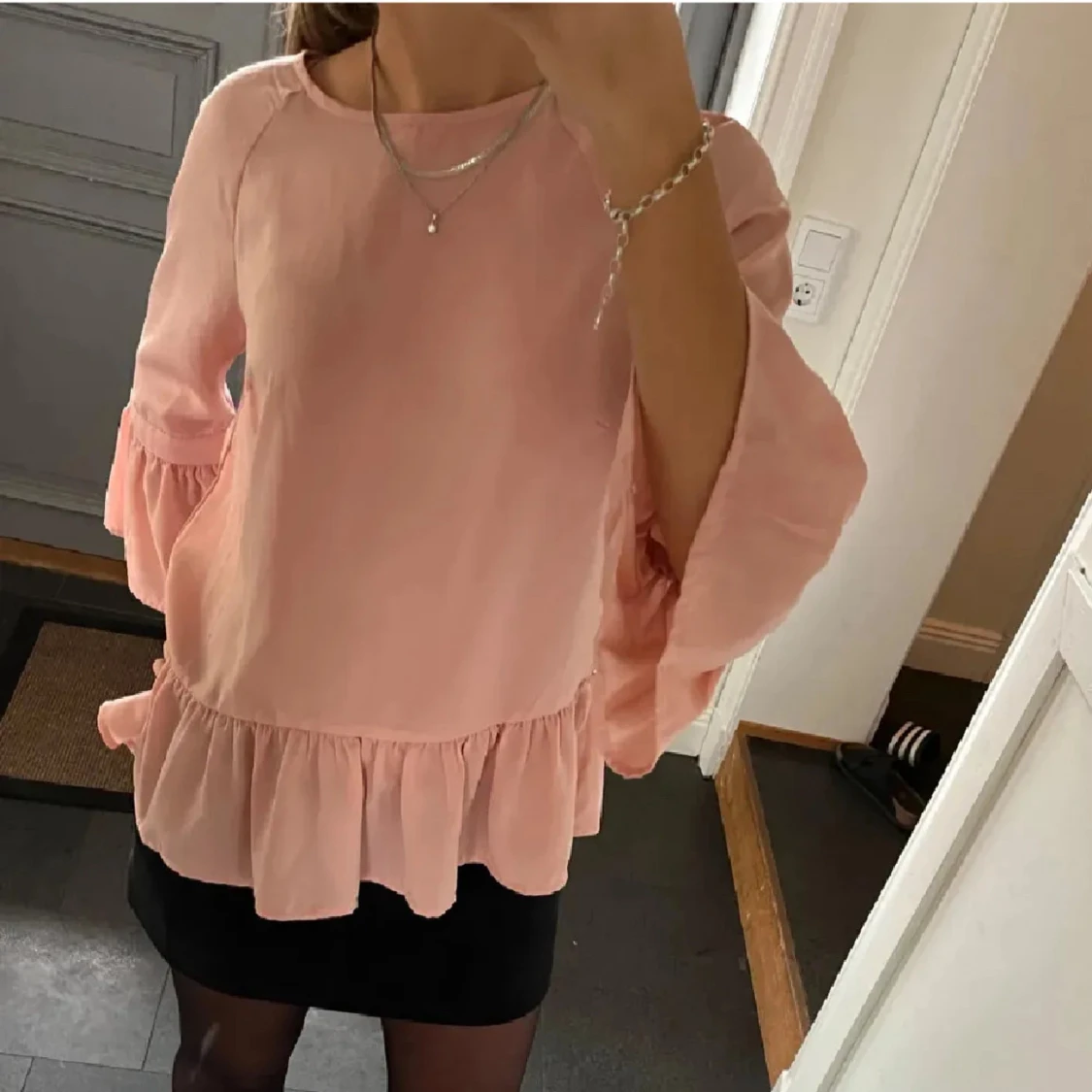 Ljusrosa volangblus med vida ärmar - 1