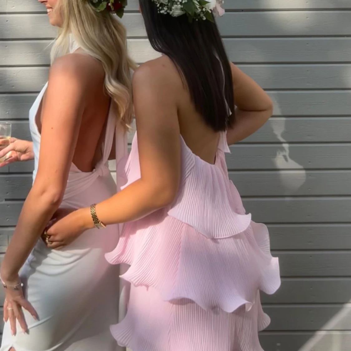 Ljusrosa volangklänning med hög hals - 1