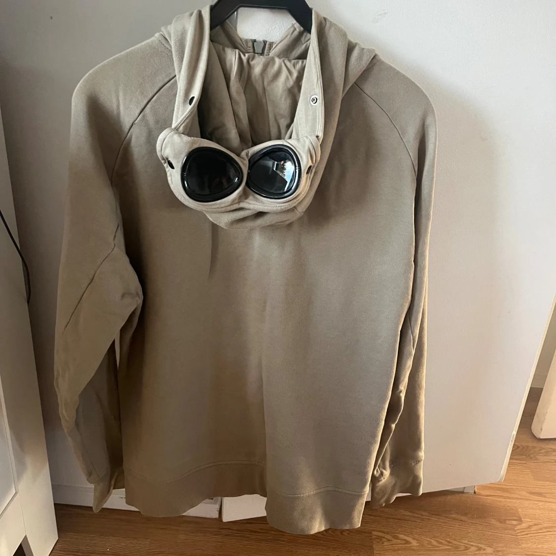 Beige hoodiejacka med goggles från C.P. Company - 1