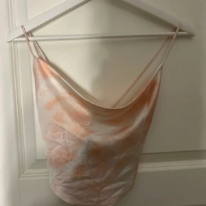 Topp från gina tricot - En jättefin topp från gina tricot i storlek 32💞säljer då jag inte använt den på länge💕