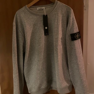 Grå sweatshirt från Stone Island XL - Helt ny  oanvänd stone Island tröja storlek XL