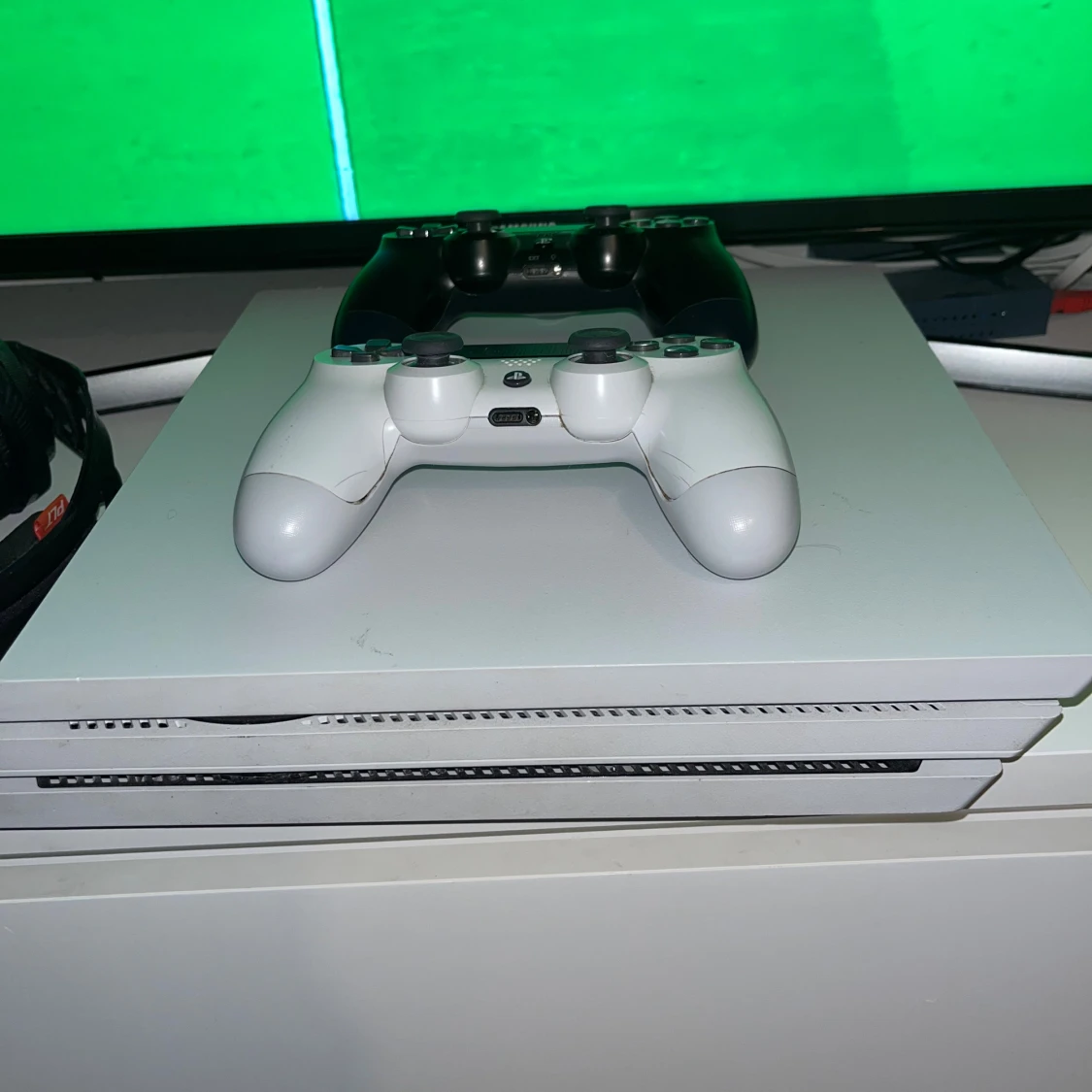 PlayStation 4 Pro White + 2 DualShock 4 + Headset - 1