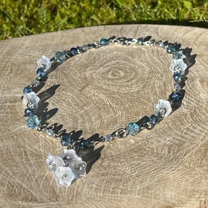 Halsband  - 🩵🦋Vackert halsband av blå glaspärlor och rostfritt ståltråd🦋🩵                                         🌸Finns matchande i rosa🌸