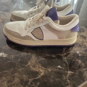 Philippe Model strl 36 - Fina sneakers från Philippe Model strl 36. Fint skick, sparsamt använda 