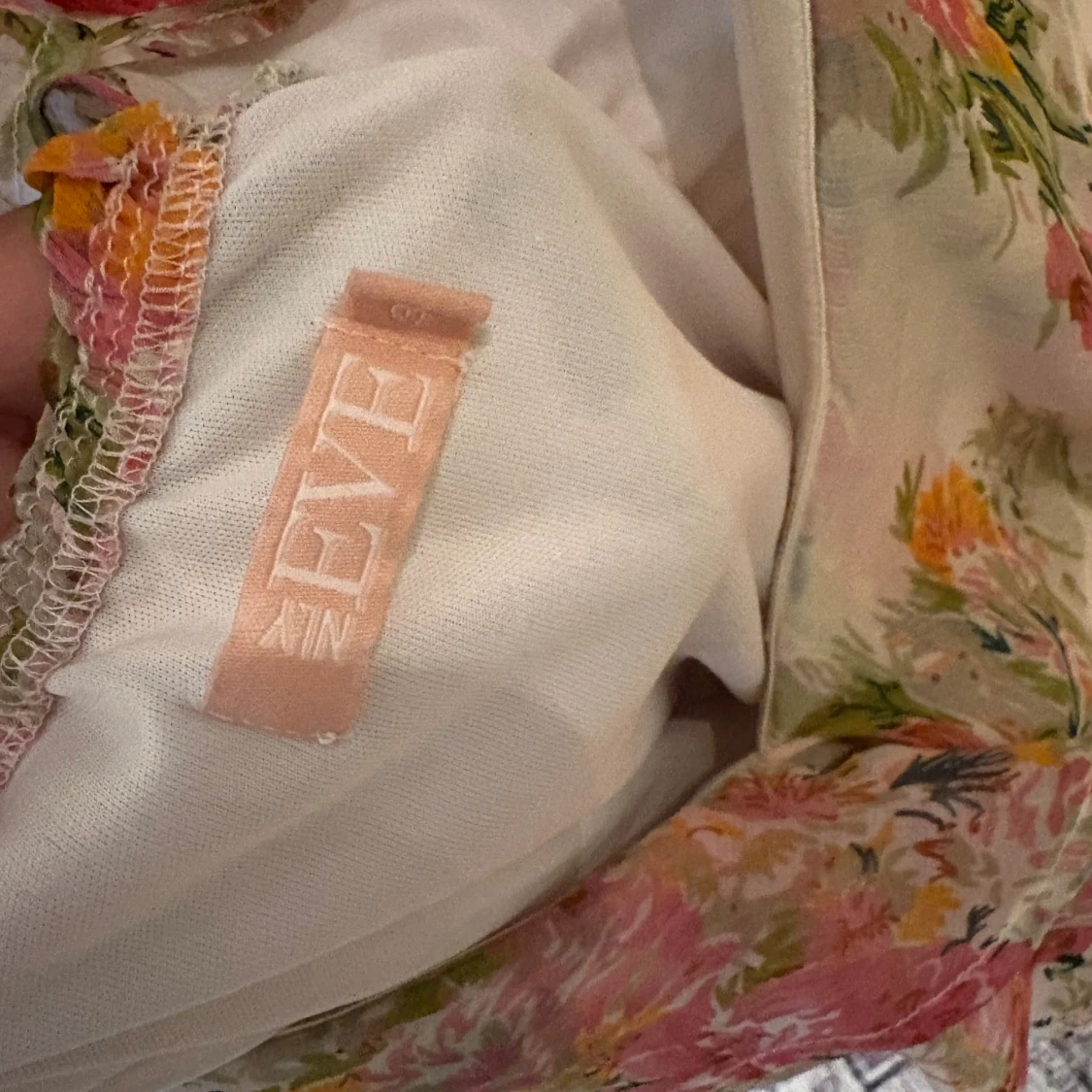 Blommig volangklänning från NLY Eve - 1