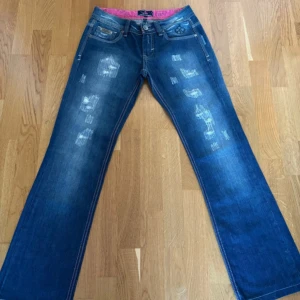 Lowwaist bootcut jeans - Lågmidjade y2k jeans med revor, detaljer och utsvängda ben💗