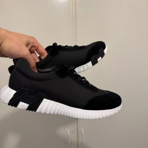 Svarta sneakers  - Some black stains to the sole but with whitening cream will look like new . Fits like. 44.5 If interested can fix a better price . Nice looking shoes for all occasions