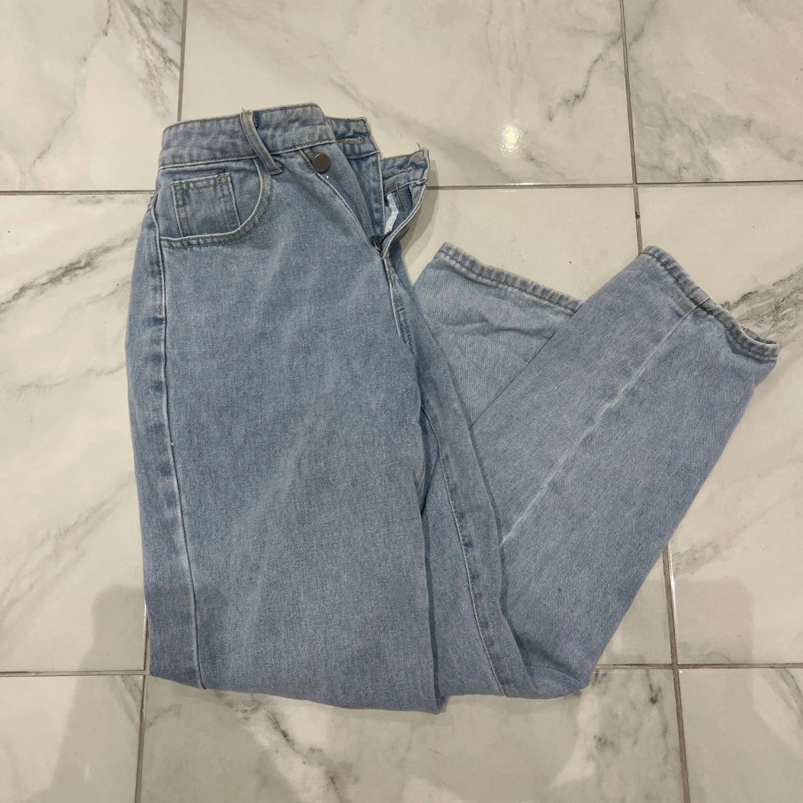 Ljusblå raka jeans med hög midja - 1