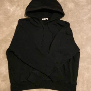 Svart hoodie från Weekday, storlek S - Svart hoodie från Weekday i storlek S. Tillverkad i en mjuk bomulls- och polyestermix (80% bomull, 20% polyester). Är öppen för ett lägre pris vid snabb affär. Om ni har några frågor skriv gärna!