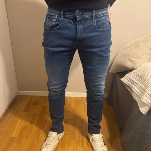 Replay anbass jeans - Replay jeans i mörkblå färg. Grymt snygga replay jeans i en snygg färg. Storlek 34 och är i mycket bra kvalite.