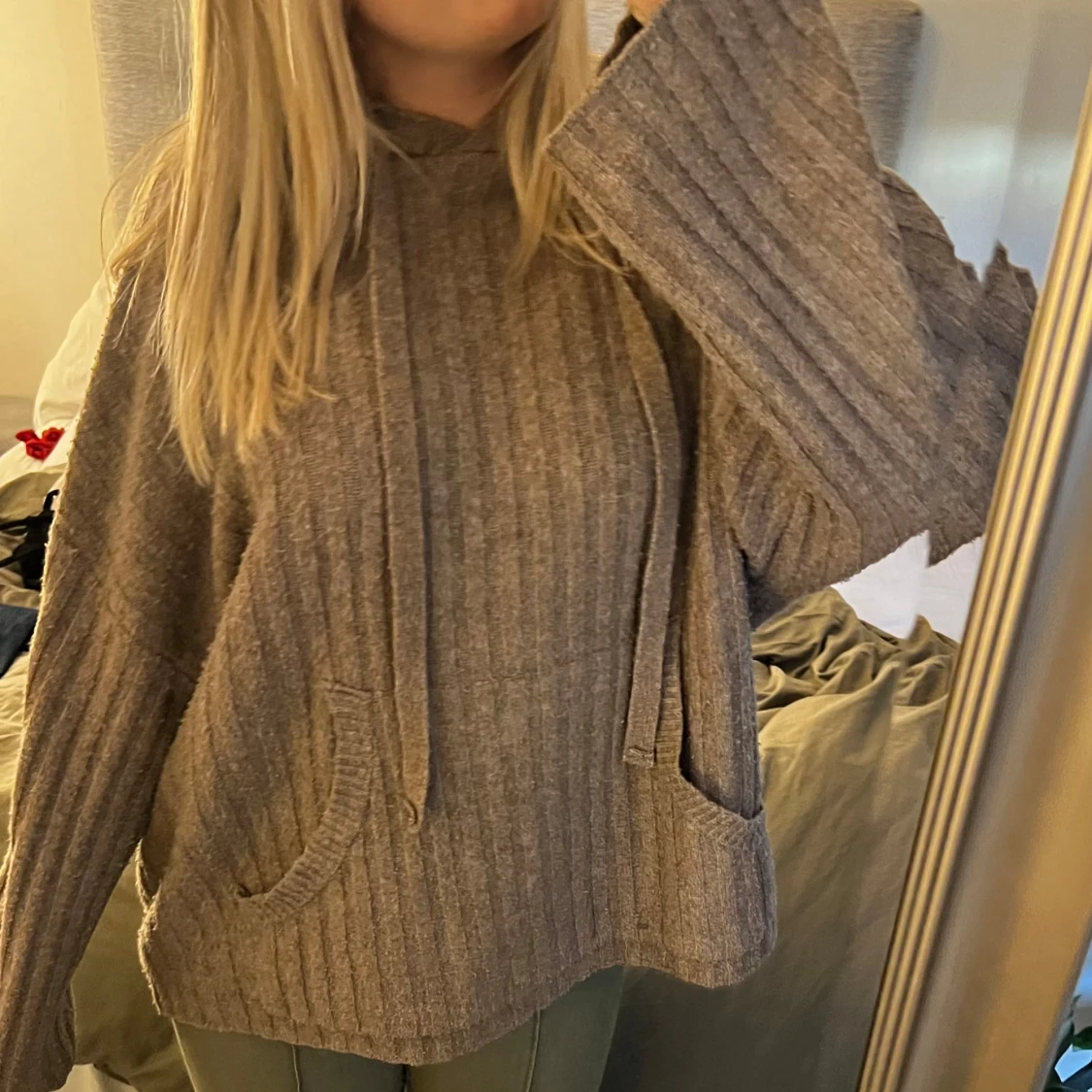 Beige ribbad stickad hoodie - 1