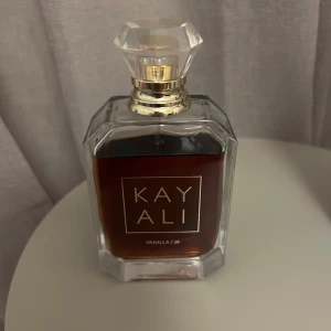 Kayali Vanilla 28 Parfym - Kayali Vanilla | 28 parfym 100ml (har använt ca 10-15%). Inköpt på Sephora för 1429kr