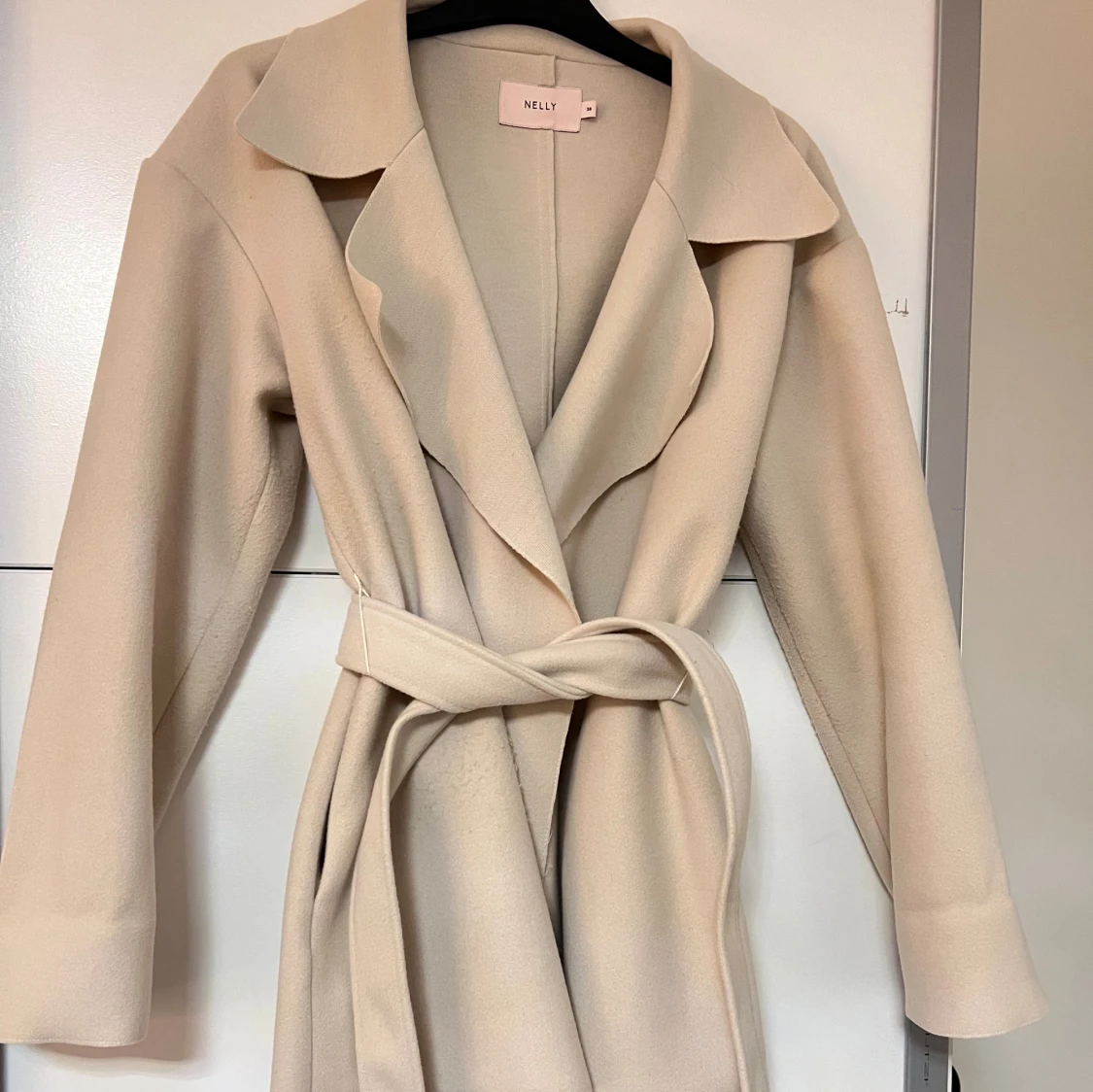 Creme färgad kappa med bälte