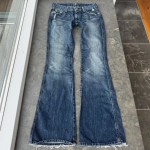 Lågmidjade jeans  - Så snygga jeans som tyvärr inte passar mig och jag har därför ingen bild på! Midjemått tvärsöver är 37,5cm, midjehöjden är 19cm och inerbens längden är 86cm. Jeansen är något nötta längst ner men inget man tänker på💕