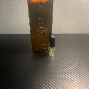 1 Million parfym decant - Testa den ikoniska 1 Million från  i mindre mängder! Perfekt för dig som vill prova eller ha med på språng. Finns i 1ml, 2ml och 3ml. Originalflaska på 100ml syns på bilden.