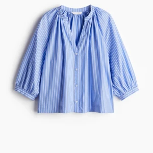 Blåvit randig skjorta med knappar - Snyggaste blusen från h&m!! Helt slutsåld både i butik och på nätet💓 kan även byta till en S
