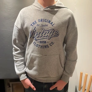 Grå hoodie Vintage Clothing Co. - Säljer den här tvärfeta gråa hoodien ifrån vintage clothing! Har ett litet håll på magfikan. Men ingenting man tänker på. Den är storlek XS. (163-170) modellen på bilden är 170cm. Hör av er vid funderingar!😊🙌