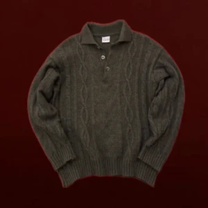 Gianni Alberti stickad Tröja - Riktigt gosig och trevlig stickad tröja made in italia🤌. Perfekt nu för höst och vinter väder:) Vid önskningar om bilder osv skriv i dm🦦