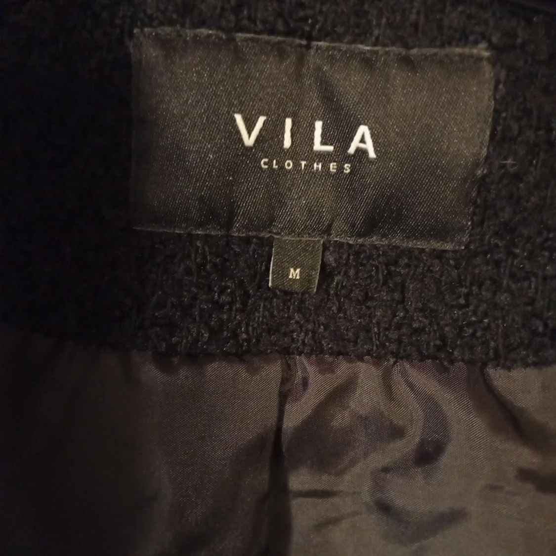 Svart teddyjacka med stor huva från Vila - 3