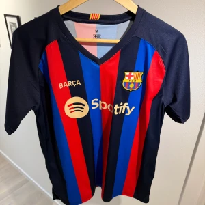 Barcelona tröja  - Snygg FC Barcelona fotbollströja med Pedri #8 på ryggen. Den är i bra skick och köpt i Barca. Bara att skriva vid funderingar mvh Liam😁