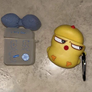 Söt airpods1 skal med nalle och kyckling - Airpods 1 skal. Väldigt fina och nästan aldrig använda. 😄