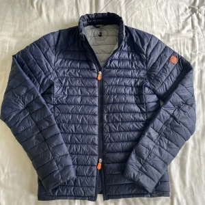 Save The Duck Jacka - Tjena! Säljer nu denna snygga jackan från Save the duck. Perfekt nu till hösten. Funkar superbra att kombinera med en Overshirt eller liknande!! Jackan kommer i ett otroligt bra skick, köpt på Ströms för 1849 kr. Priset går alltid att diskutera. Bara att höra av sig vid minsta fråga eller fundering!🤙🧨
