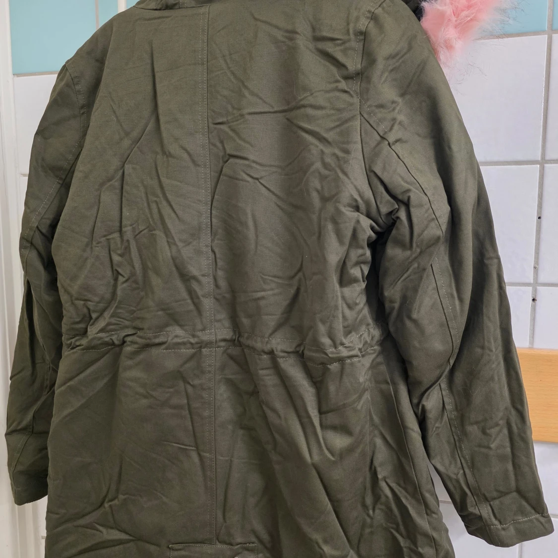 Olivgrön parkas med fluffig rosa foder - 3