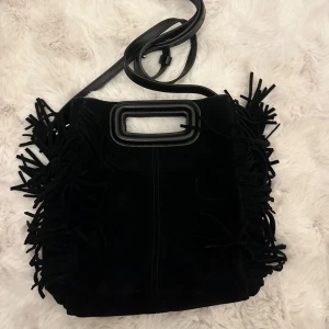 Maje väska svart - Maje väska svart mocka tyg, mycket bra skick inga fläckar eller defekter, köpt ny från Zalando, storlek M