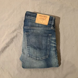 Nya blåa Jack and Jones jeans  - Helt nya blåa jeans från Jack and Jones i storlek 27/32 Aldrig använda – bara testade! Sitter snyggt med en klassisk slim fit-passform och är i riktigt bra kvalitet, som alltid från Jack and Jones.