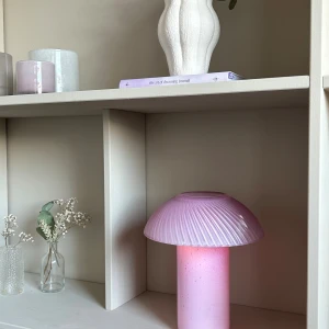 Glaslampa - handgjord glaslampa med glas ifrån secondhand! Så alla lampor är ”unika”.   I lampan sitter det en ledlampa/spotlight som drivs på 3 st AAA batteri!   Fin dekoration i hemmet, tänd som otänd!  Instagram jf_home_decor