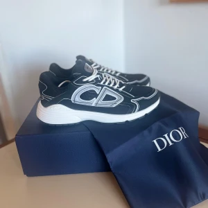 Dior B30 skor - Endast testade. Perfekt skick helt nya. Storlek 43. Pris kan diskuteras