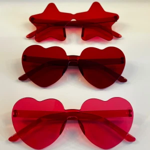 Solglasögon i stjärn- och hjärtform - Tre par solglasögon – ett par i stjärnform och två par i hjärtform i röd och rosa. Perfekta för halloween eller liknande temafest