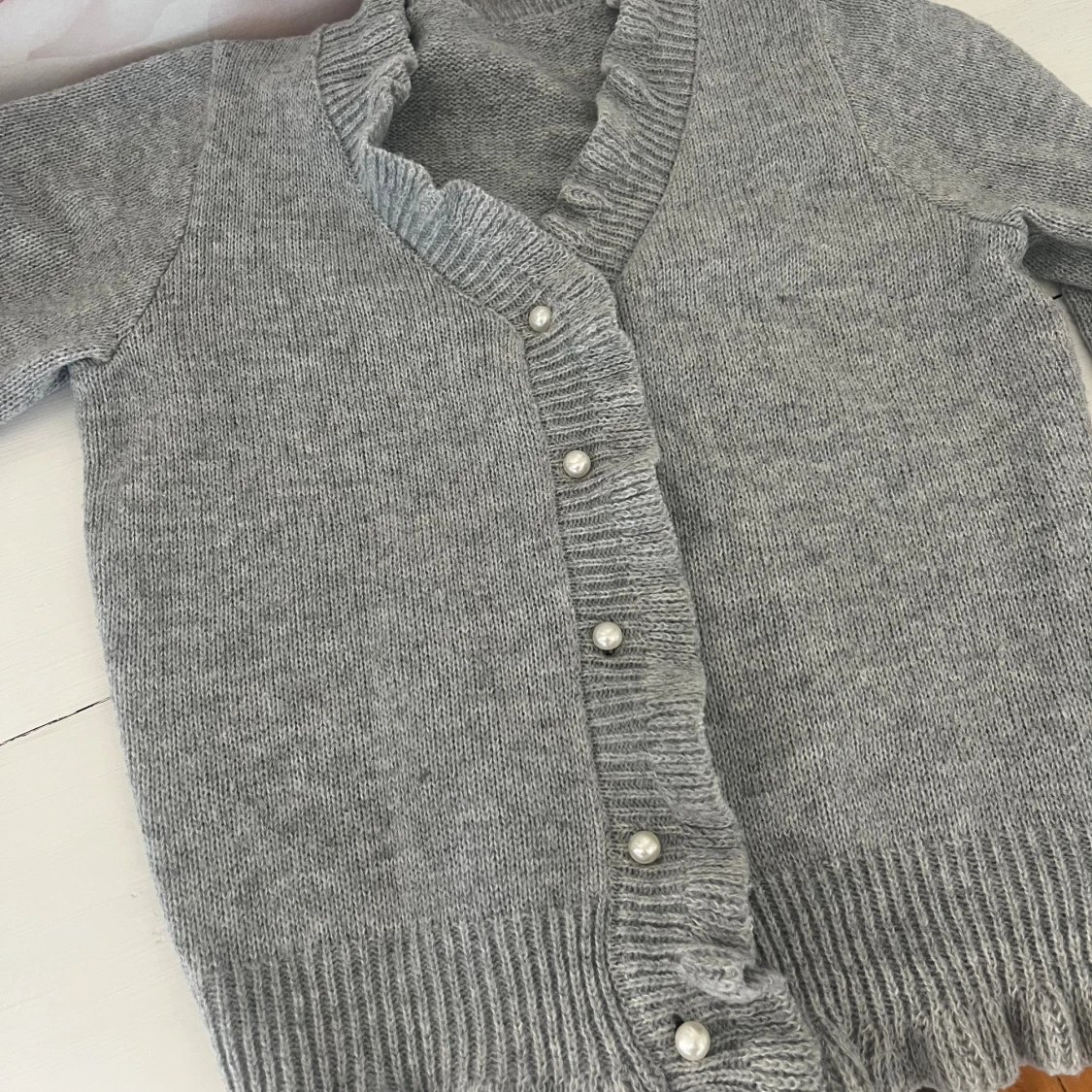 Grå stickad kofta med pärlknappar