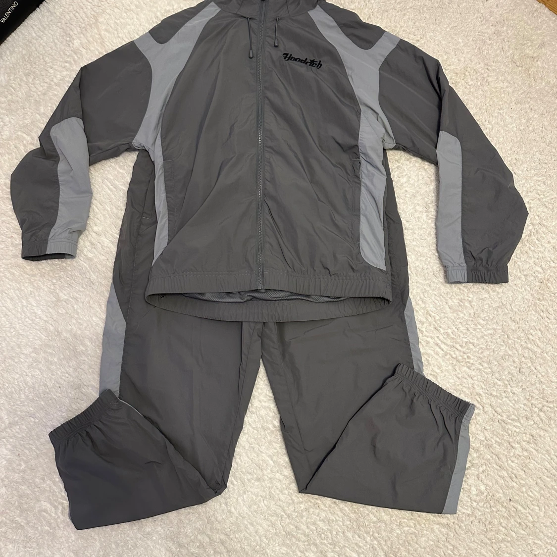 Grå dressset från HOODRICH - 4