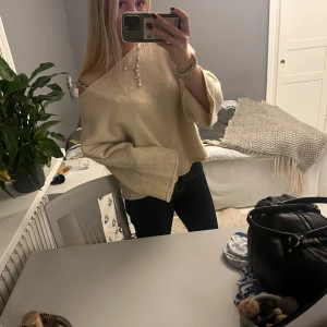 Stickad tröja  - Stickad beige tröja med sömmar 