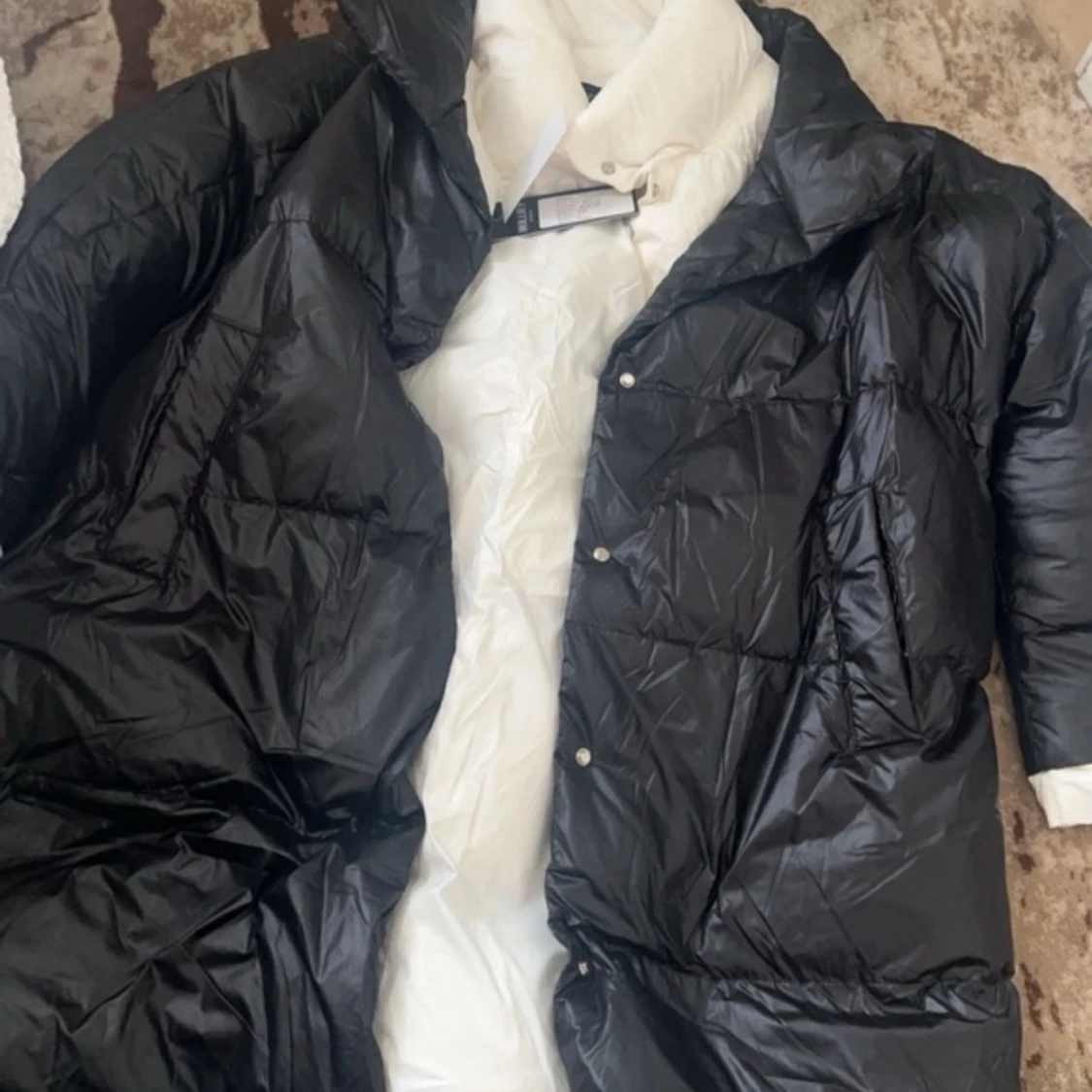 Svart lång dunjacka från Hollies - 1