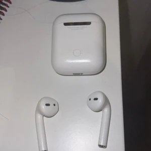 2 AirPods skall 2 hörlurar  - 2 skall och 2 hörlurar, olika generationer vet inte vilka. 