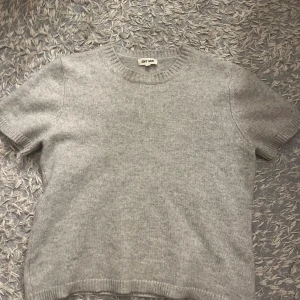 Grå kashmirtröja från Soft Goat - Säljer denna gråa stickad t-shirten fårn soft goat💓