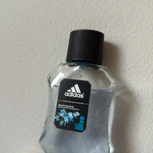 Adidas Ice Dive Eau de Toilette - Fräsch Adidas Ice Dive Eau de Toilette, perfekt för dig med en aktiv livsstil. Snygg flaska med sportig känsla. Utvecklad tillsammans med atleter.