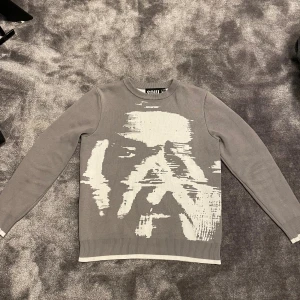 Soul london tröja - En fet hoodie med tupac motiv med texten ”all eyes on me” på baksidan. Tröjan är knappt använd och är i nyskick. Jag skulle säga att den passar 165/170