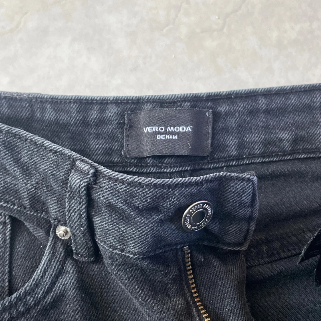 Svarta bootcut jeans från Vero Moda - 1