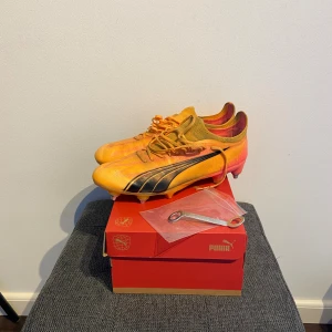 PUMA ULTRA ULTIMATE SG - Tja! Säljer dessa Puma Ultras då dom inte kommer till användning! Endast testade en gång på natur gräs därav lite smuts! Storlek 40,5 men passar upp till 42 då puma är stora i storleken   Nypris 2699  Säljer för 599
