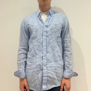 Ljusblå linneskjorta från Morris - Blå Morris  linneskjorta || Storlek S || Skjortan är i bra skick, däremot förekommer en fläck på ena armen som syns på bild 5 || modellen på bilden är 170cm och väger 62kg || Tveka inte på att höra av dig vid frågor eller funderingar 